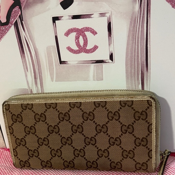 Gucci Beige and Brown Monogram Wallet - Picture 2 of 16